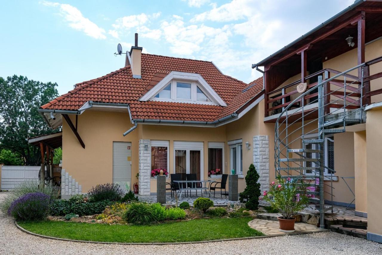4 Evszak Apartman Gyula Bagian luar foto
