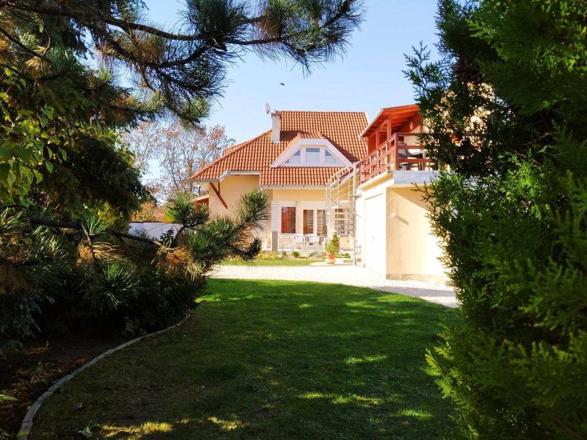 4 Evszak Apartman Gyula Bagian luar foto